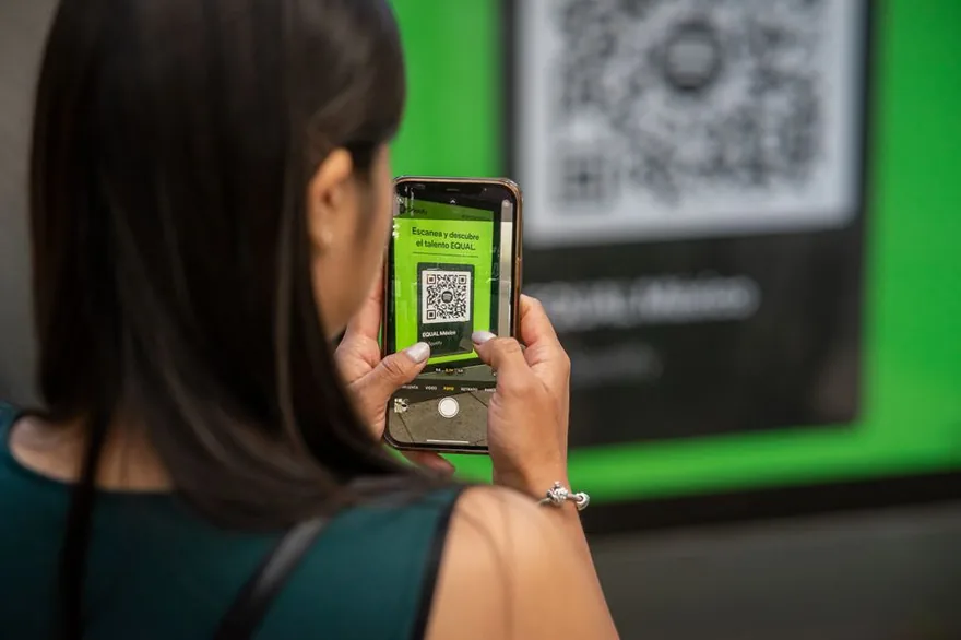 Escaneo de una credencial QR durante el ingreso a un evento